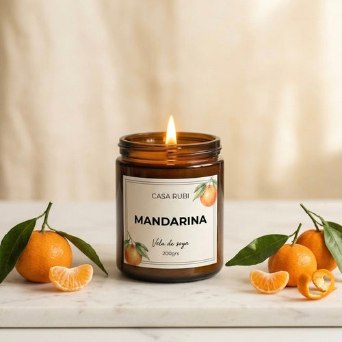 Vela aromática de soya Casa Rubí Mandarina — frasco ámbar con tapa negra mate, hecha a mano en México