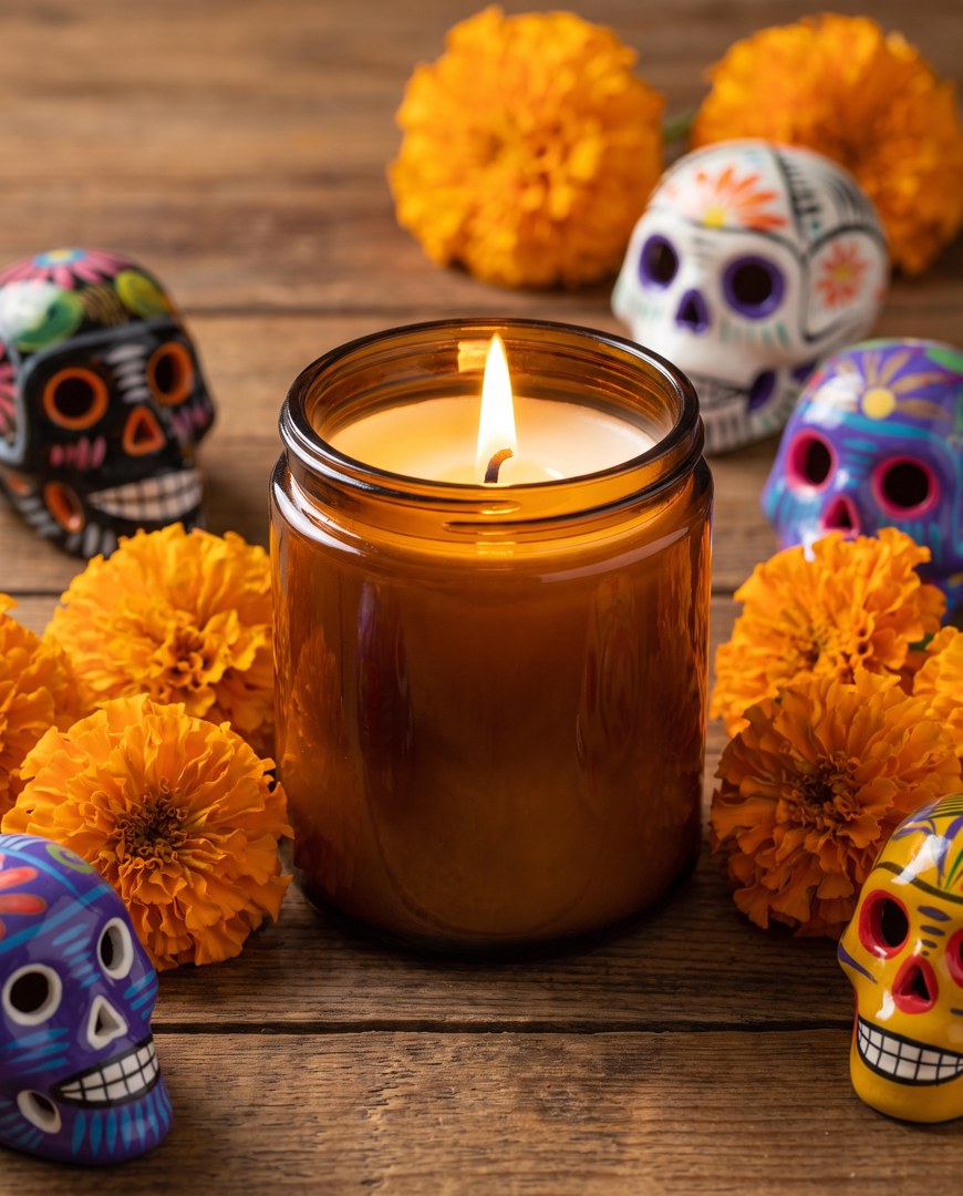 Vela de soya artesanal con calaveritas de azúcar y cempasúchil
